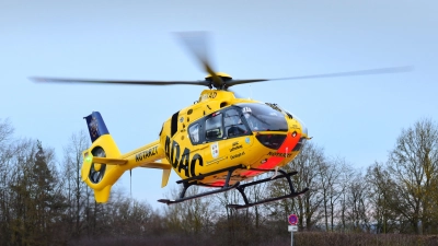 Schwere Verletzungen erlitt ein 22-Jähriger am Sonntagabend in Obernbreit, nachdem er von einem umgestürzten Maibaum getroffen worden war.  (Symbolbild: Jim Albright)