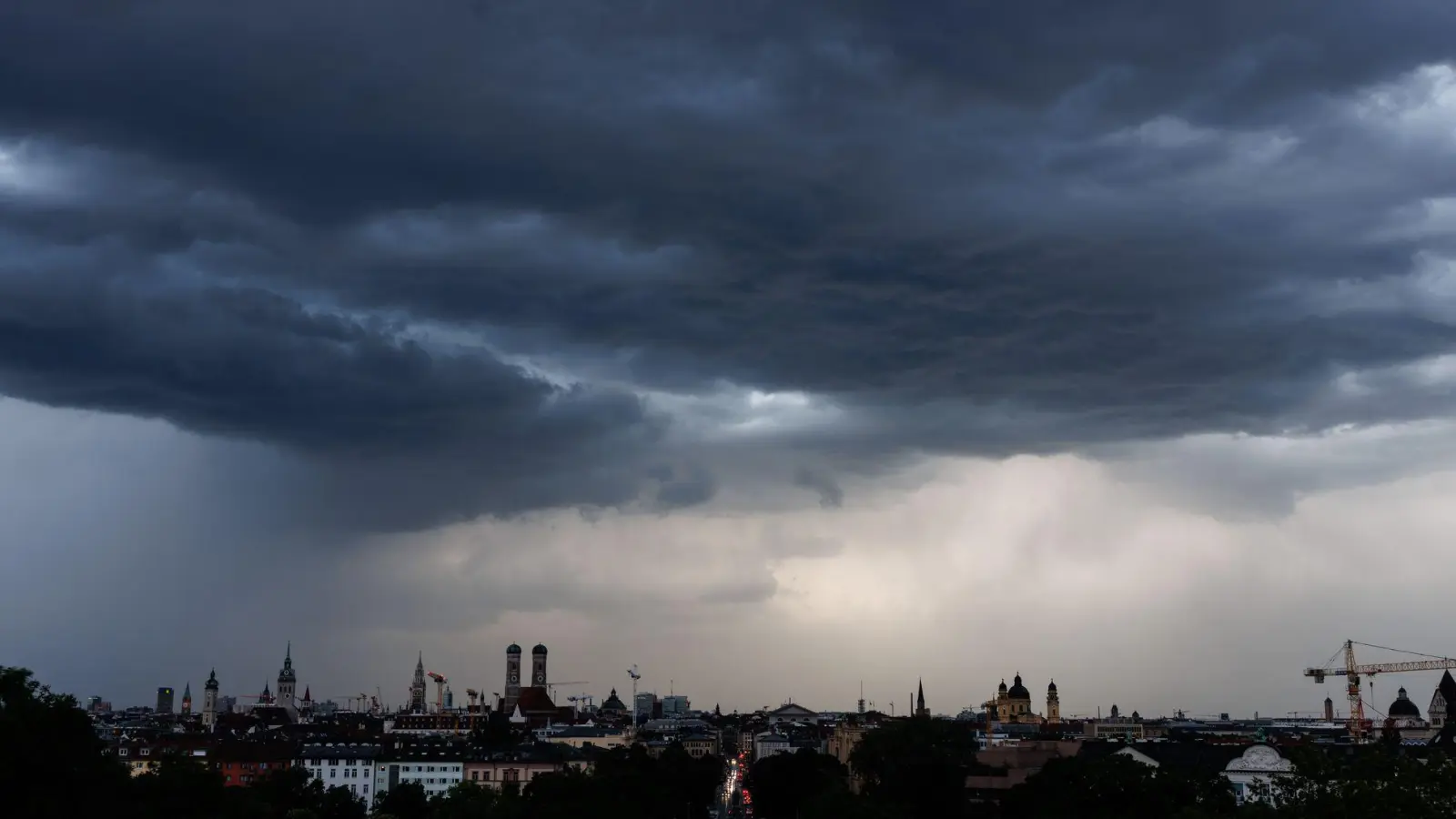 Auf viel Regen müssen sich Menschen im Land weiterhin einstellen. (Foto: Matthias Balk/dpa)