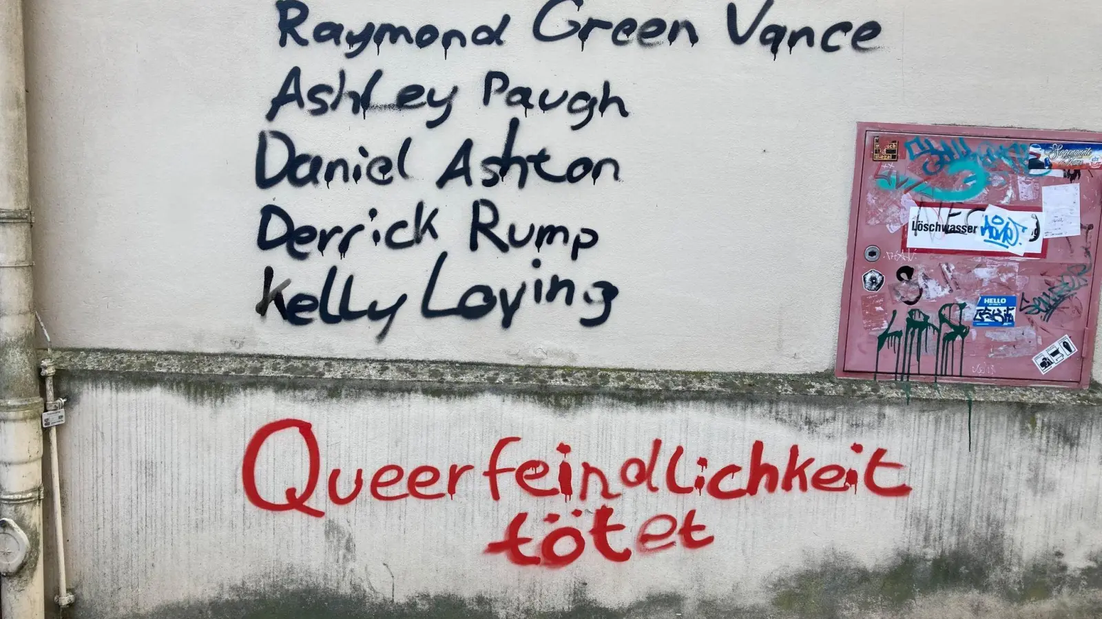 Namen und die Aufschrift „Queerfeindlichkeit tötet“ sind an eine Wand gesprüht. (Foto: Sebastian Schug/dpa/Symbolbild)