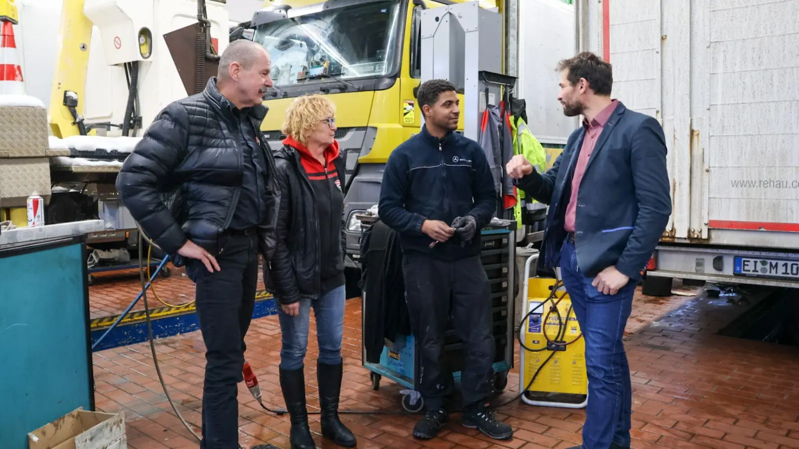 Uwe Kaufmann, Claudia Schilling, Esam Alhadad und Martin Stümpfig (von links) im Gespräch. In der Werkstatt wurde der 24-jährige Geflüchtete Alhadad ausgebildet und arbeitet seither dort. (Foto: Martina Haas)