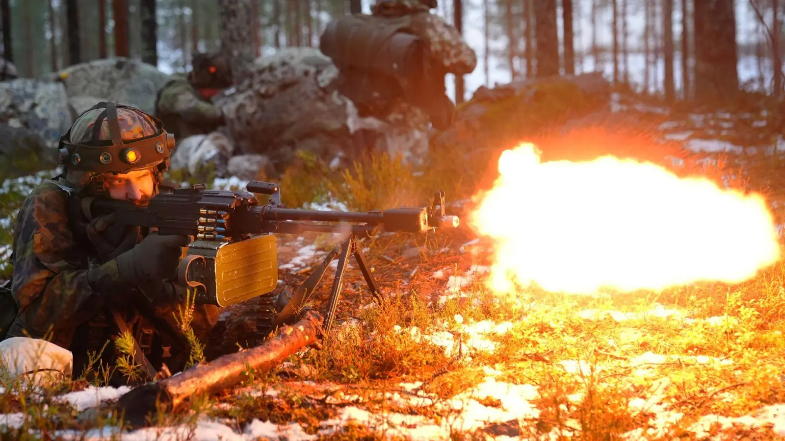 Abwehrbereit - die finnische Armee übt an der Nato-Grenze zu Russland. (Foto: Owen Humphreys/PA Wire/dpa)