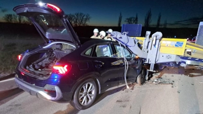 Angesichts des Schadensbildes vor Ort hatte der Fahrer noch Glück im Unglück. (Foto: Kreisfeuerwehrverband Neustadt/Aisch-Bad Windsheim)