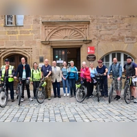 Bürgermeister Dr. Markus Bucka (Fünfter von links) moderierte die Auftaktveranstaltung zum Stadtradeln 2026 vor dem Stadthaus. Teilnehmende, Organisierende und Interessierte freuen sich auf die knapp drei Wochen Radfahren. (Foto: Irmeli Pohl)