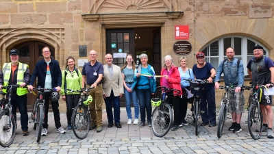 Bürgermeister Dr. Markus Bucka (Fünfter von links) moderierte die Auftaktveranstaltung zum Stadtradeln 2026 vor dem Stadthaus. Teilnehmende, Organisierende und Interessierte freuen sich auf die knapp drei Wochen Radfahren. (Foto: Irmeli Pohl)
