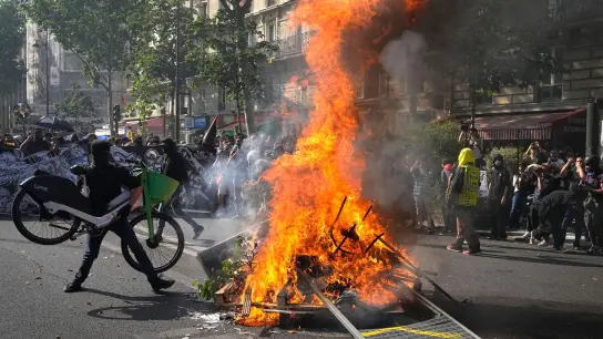 Demonstrationen und Ausschreitungen in Paris. (Foto: Michel Euler/AP/dpa)