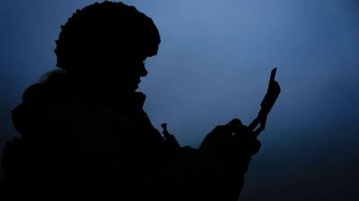 Eine ukrainische Drohnenoperatorin fliegt eine Vampire-Drohne. (Foto: Julia Demaree Nikhinson/AP/dpa)