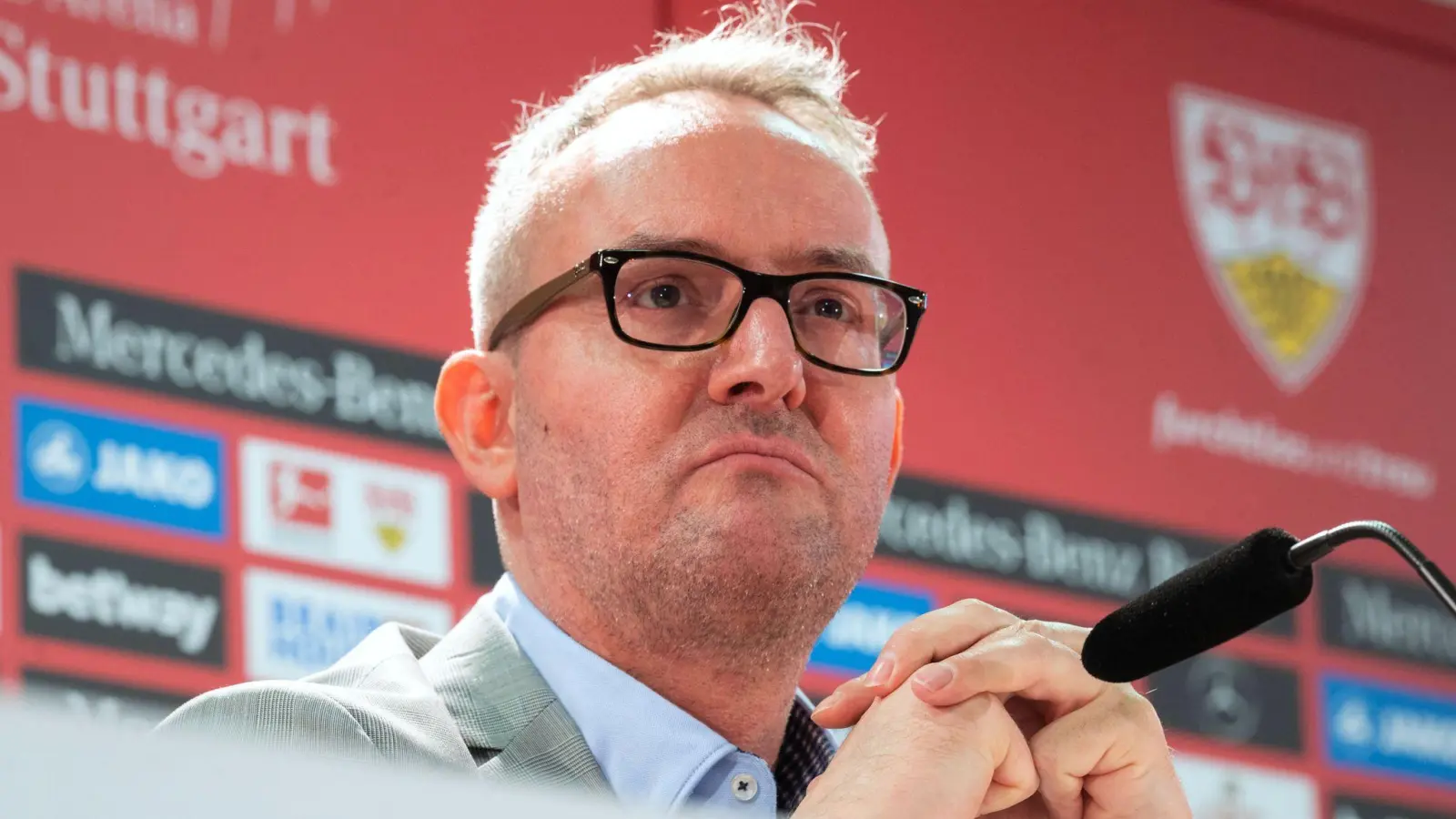 Alexander Wehrle, Vorstandsvorsitzender des VfB Stuttgart, nimmt an einer Pressekonferenz teil. (Foto: Marijan Murat/dpa)