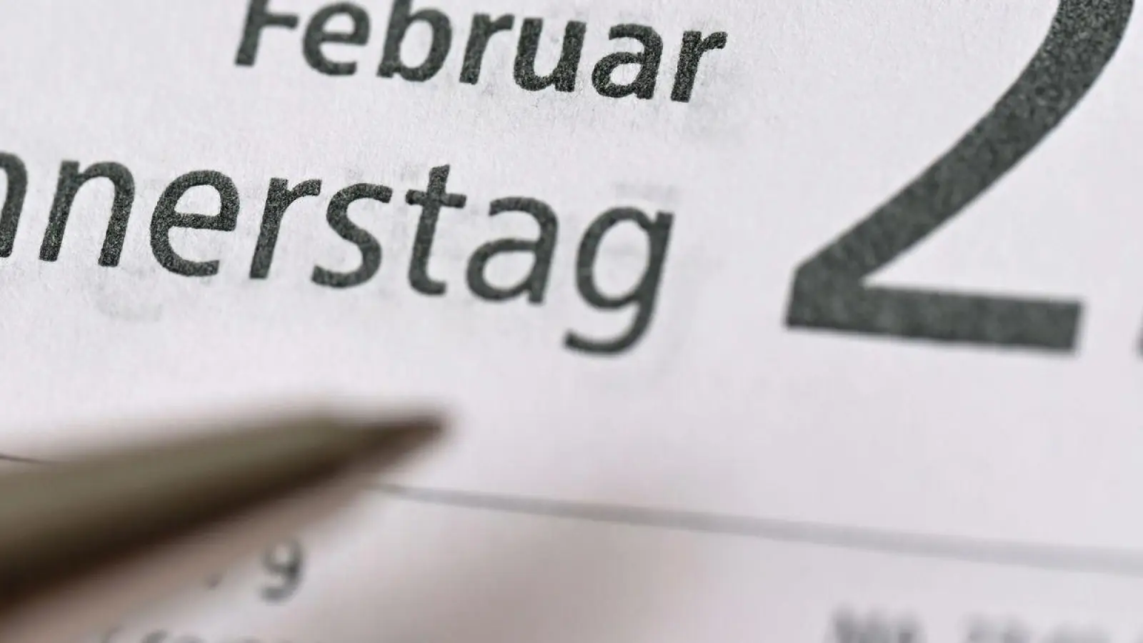 Auf einem Kalenderblatt steht das Datum Donnerstag 29. Februar 2024. (Foto: Bernd Weißbrod/dpa)