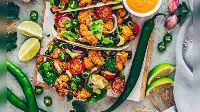 Bunt und lecker: Food-Bloggerin Bianca Zapatka serviert zu ihren Blumenkohl-Tacos auch eine leckere Tahini-Sauce.  (Foto: Bianca Zapatka/dpa-tmn)