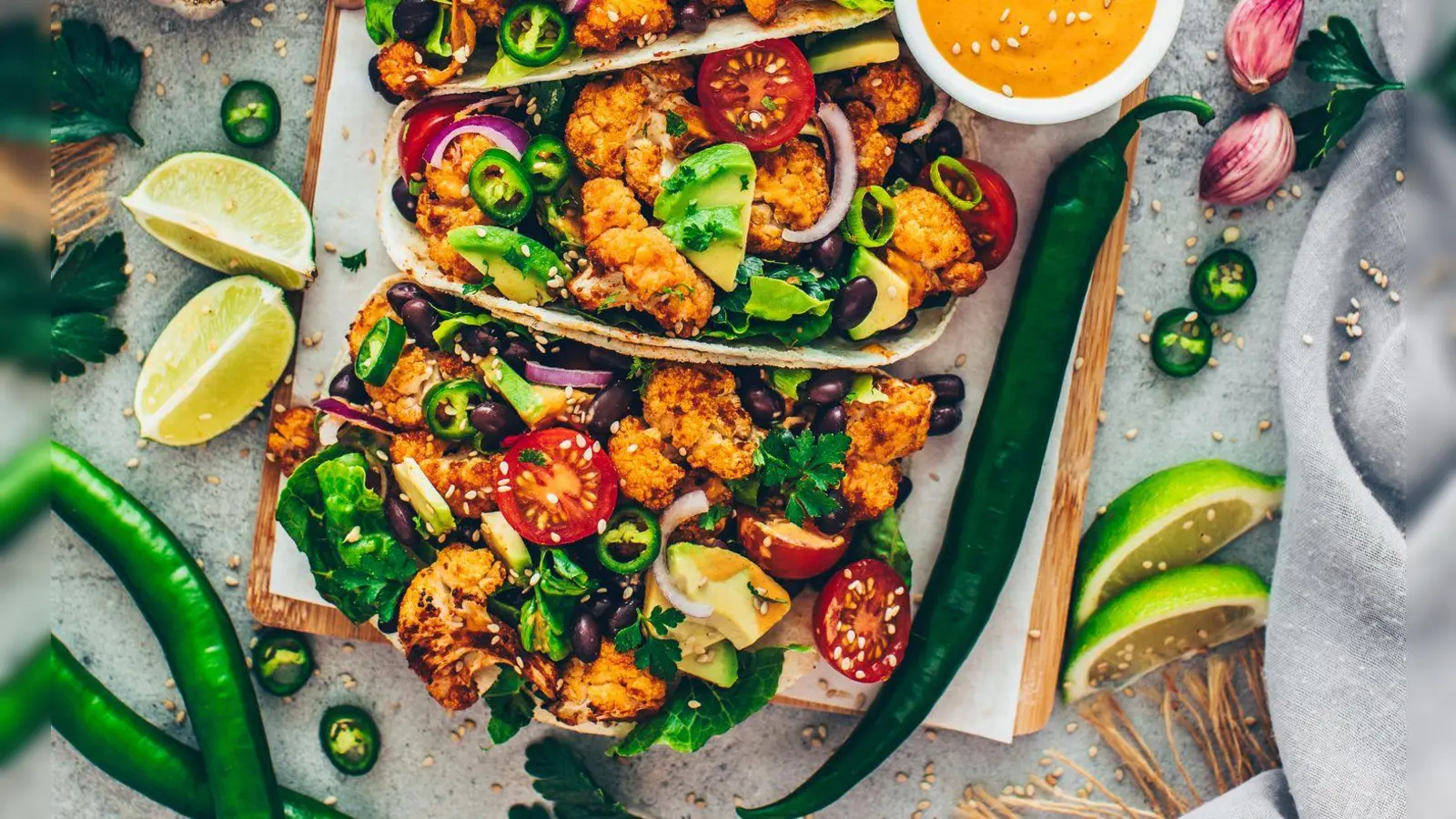 Bunt und lecker: Food-Bloggerin Bianca Zapatka serviert zu ihren Blumenkohl-Tacos auch eine leckere Tahini-Sauce.  (Foto: Bianca Zapatka/dpa-tmn)