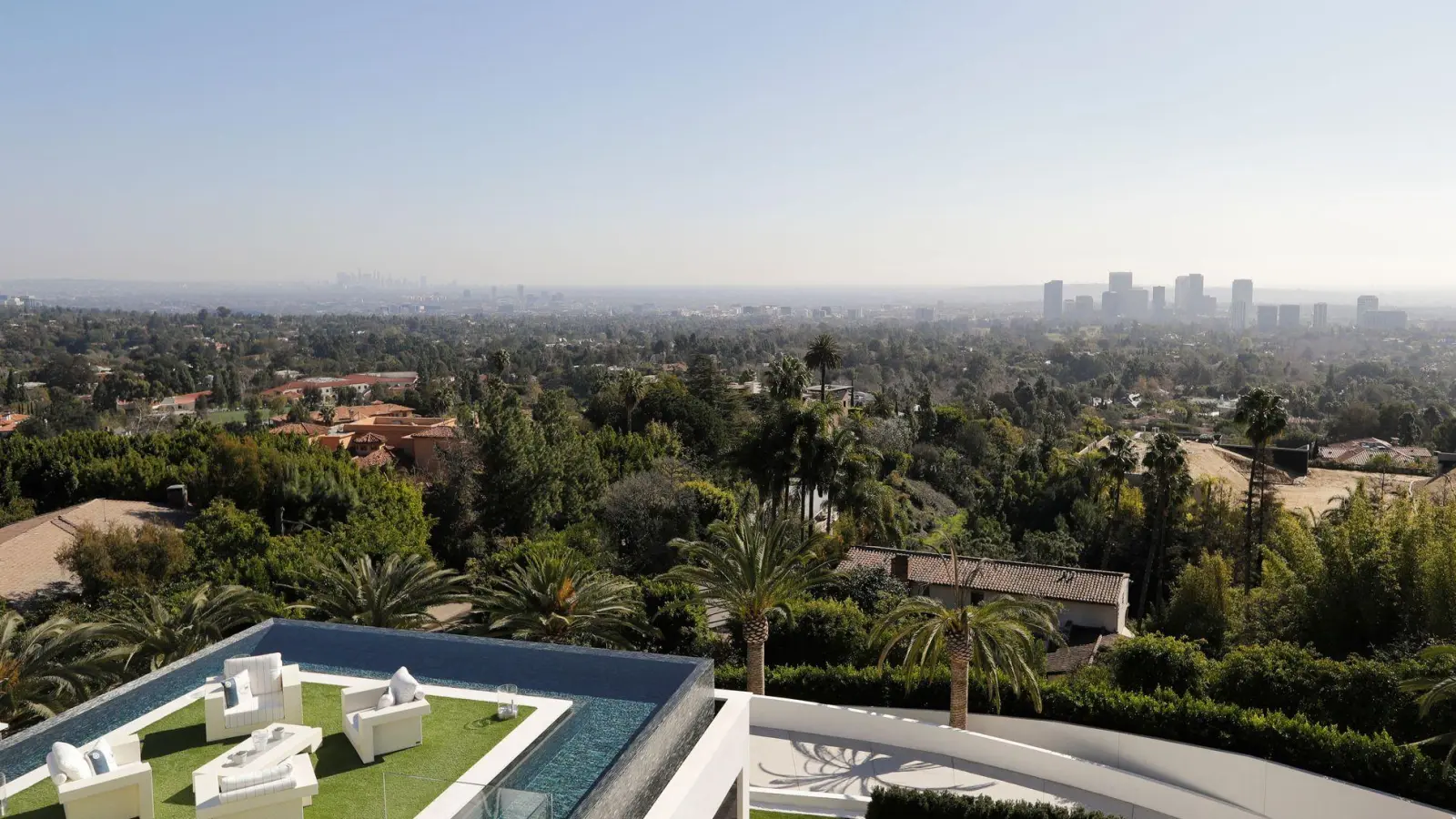 Sondersteuern auf Luxusimmobilien? Die Linke orientiert sich am Vorbild Los Angeles. (Archivbild) (Foto: Jae C. Hong/AP/dpa)