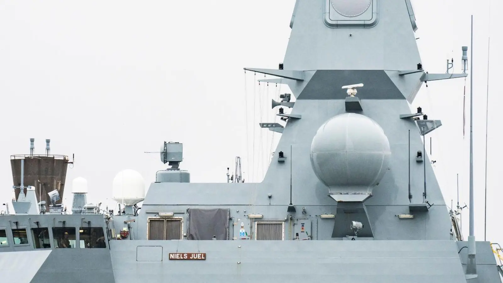 Eine Rakete auf einem Militärschiff in Dänemark hat zu Sperrungen im Luft- und Seeverkehr geführt. (Foto: Emil Nicolai Helms/Ritzau Scanpix Foto/AP/dpa)