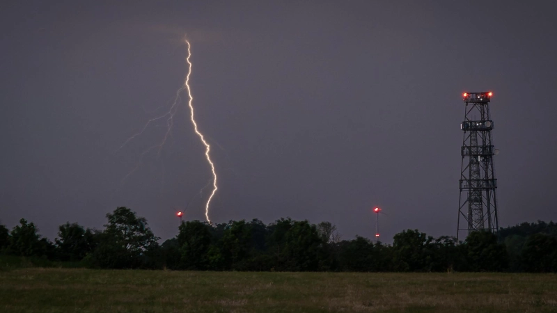 Gewitter können Blitzschläge auslösen, die nicht nur außen an Gebäuden zu schweren Schäden führen.  (Foto: Mirko Fryska)