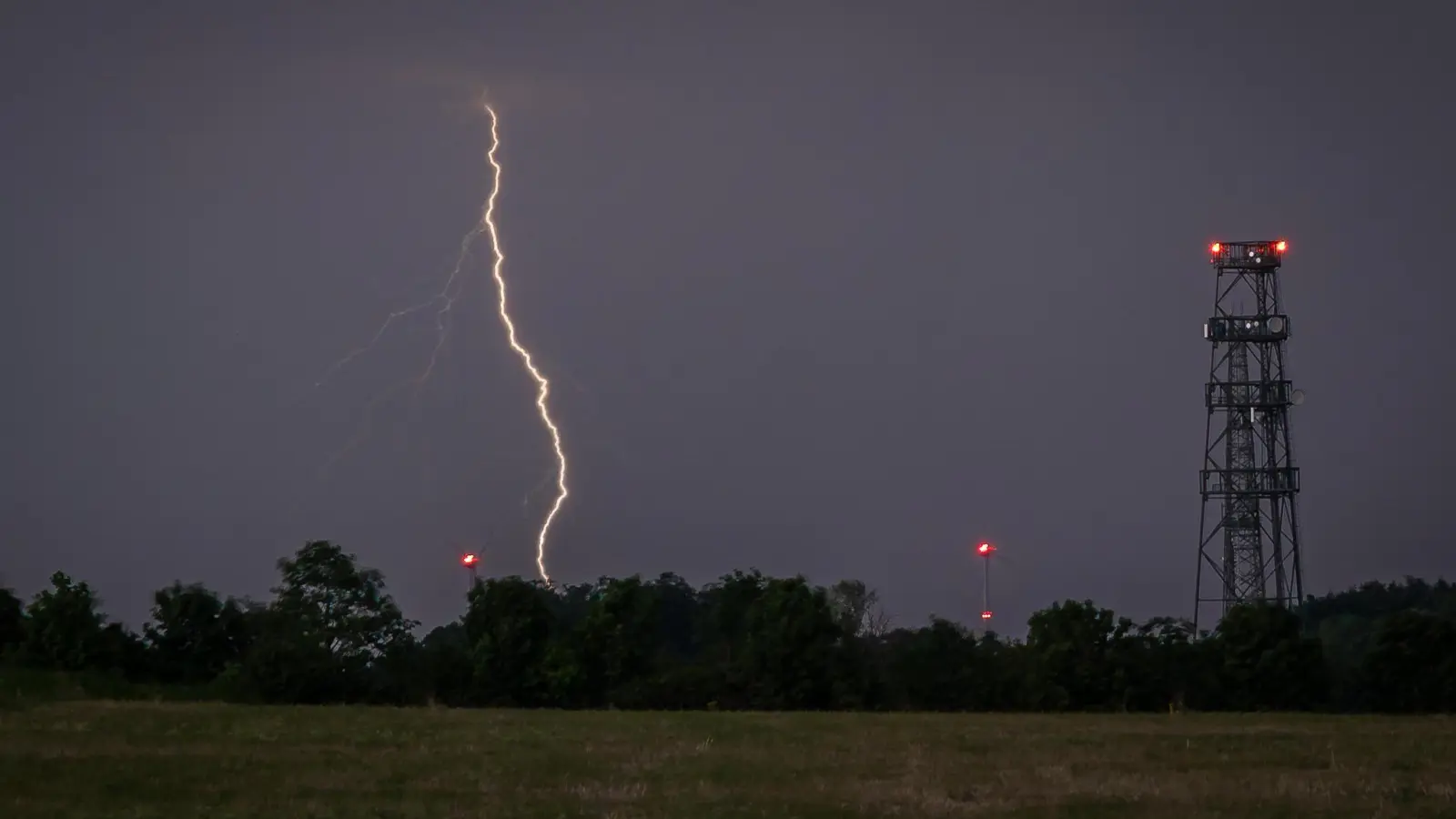 Gewitter können Blitzschläge auslösen, die nicht nur außen an Gebäuden zu schweren Schäden führen.  (Foto: Mirko Fryska)