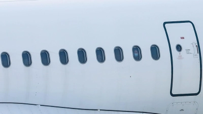 Die Pflicht, im Flugzeug eine Maske zu tragen, könnte in Kürze aufgehoben werden. (Foto: Jan Woitas/dpa-Zentralbild/dpa)