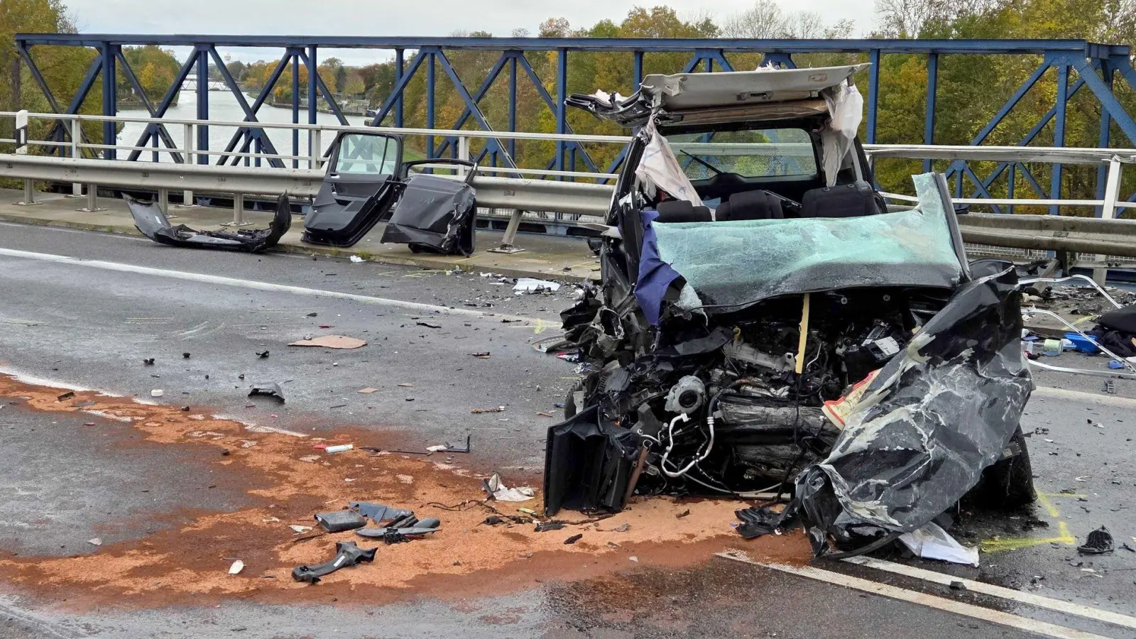 Ein Mann schwebt nach dem Unfall weiter in Lebensgefahr, eine Frau ist schwer verletzt. (Foto: Christian Brahmann/dpa)