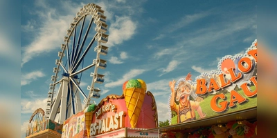 Bunte Buden sorgten für eine vielfältige Verpflegung und Spaß. Auch mit dem Riesenrad konnte noch eine letzte Runde gedreht werden. (Foto: Leonie Lang)
