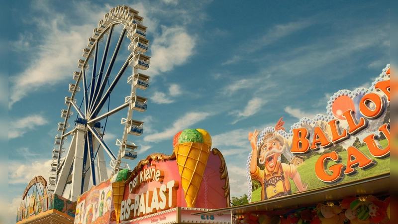 Bunte Buden sorgten für eine vielfältige Verpflegung und Spaß. Auch mit dem Riesenrad konnte noch eine letzte Runde gedreht werden. (Foto: Leonie Lang)