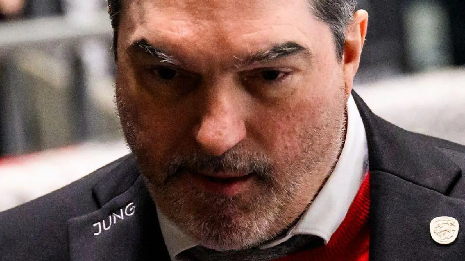 Freut sich über einen Zugang: Sportdirektor Larry Mitchell. (Foto: Tom Weller/dpa)