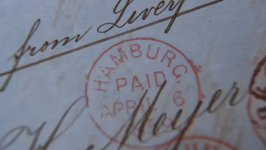 Das Startgebot für den Brief, der mit der größten bekannten Anzahl von 9-Schilling-Briefmarken aus dem Jahr 1859 versehen ist, lag bei 60.000 Euro. (Foto: Sebastian Gollnow/dpa)