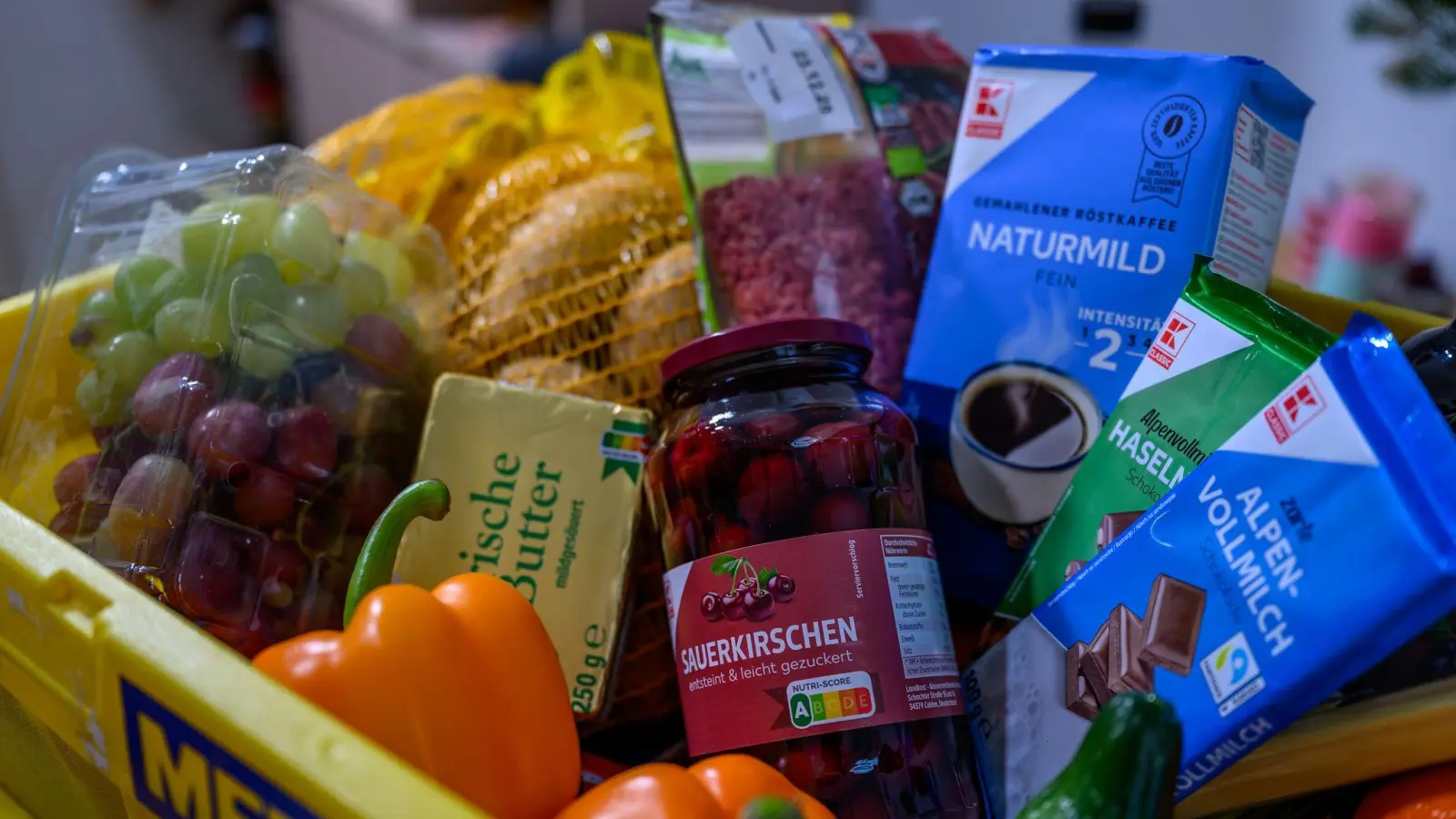 Einige Lebensmittel sind derzeit deutlich günstiger als Ende 2024. (Symbolbild) (Foto: Hendrik Schmidt/dpa)