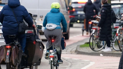 Autos, Radfahrer und Fußgänger sind unterwegs. (Foto: Henning Kaiser/dpa)