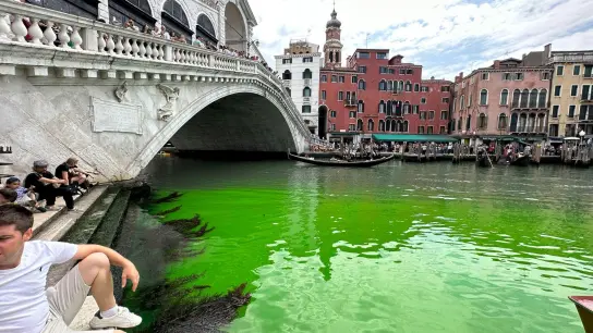Der Canale Grande ist auf einmal grün. (Foto: Luigi Costantini/AP/dpa)