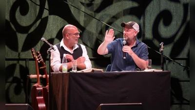 Understatement als Stilmittel: Hannes Ringlstetter (links) und Stephan Zinner waren am Freitagabend beim Festival Ansbach Open zu erleben. (Foto: Martin Stumpf)