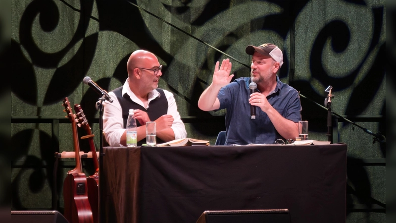 Understatement als Stilmittel: Hannes Ringlstetter (links) und Stephan Zinner waren am Freitagabend beim Festival Ansbach Open zu erleben. (Foto: Martin Stumpf)
