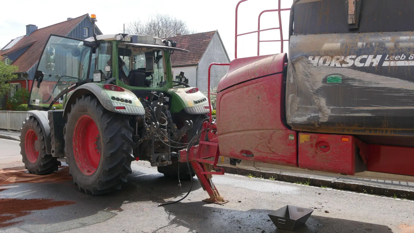Schnell war die Pflanzenspritze wieder aufgerichtet. Es sollen nur wenige Liter ausgelaufen und in den Kanal geraten sein. (Foto: Ulrike Ganter)