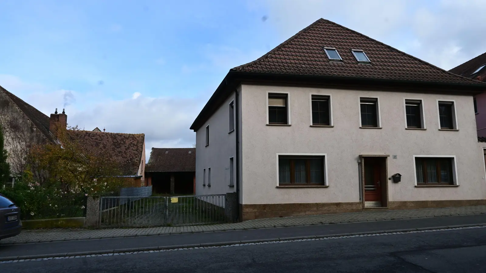Dieses Haus in der Hauptstraße wird die Gemeinde Langenfeld erwerben, und hofft darauf, innerhalb eines Jahres Geflüchteten dort Wohnraum anbieten zu können. Möglich machen es hohe Zuschüsse des Bundes. (Foto: Judith Marschall)