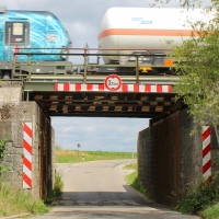 Im Zuge der Brückensanierung könnte die Fahrbahn der Unterführung in Winterschneidbach verbreitert werden. Nur will das keiner wirklich. (Foto: Constantin Prosch)
