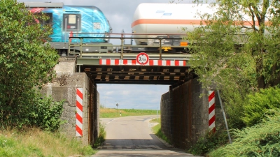 Im Zuge der Brückensanierung könnte die Fahrbahn der Unterführung in Winterschneidbach verbreitert werden. Nur will das keiner wirklich. (Foto: Constantin Prosch)