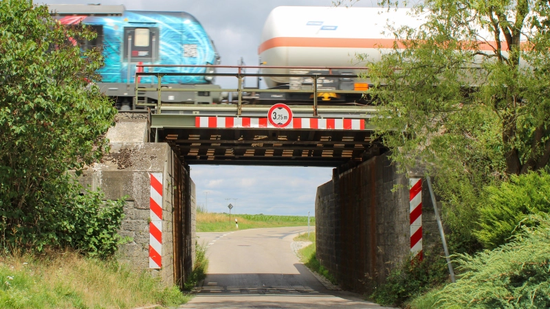 Im Zuge der Brückensanierung könnte die Fahrbahn der Unterführung in Winterschneidbach verbreitert werden. Nur will das keiner wirklich. (Foto: Constantin Prosch)