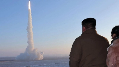 Ein von der staatlichen nordkoreanischen Nachrichtenagentur KCNA zur Verfügung gestellte Aufnahme soll den nordkoreanischen Machthaber Kim Jong Un (l) und seine Tochter Ju Ae (2.v.l) beim Beobachten eines Tests einer atomwaffenfähigen Interkontinentalrakete am Montag zeigen. (Foto: Uncredited/KCNA/KNS/dpa)