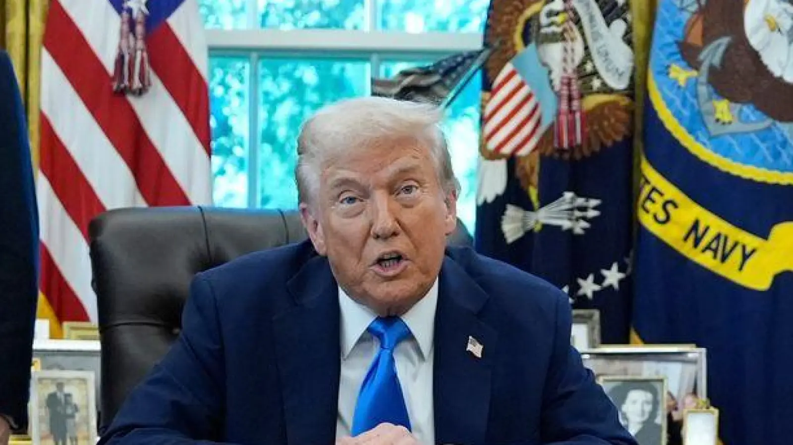 „Kauft jetzt DIE TRUMP GOLD CARD“, rät der Präsident im Stile eines Verkäufers. (Foto: Alex Brandon/AP/dpa)