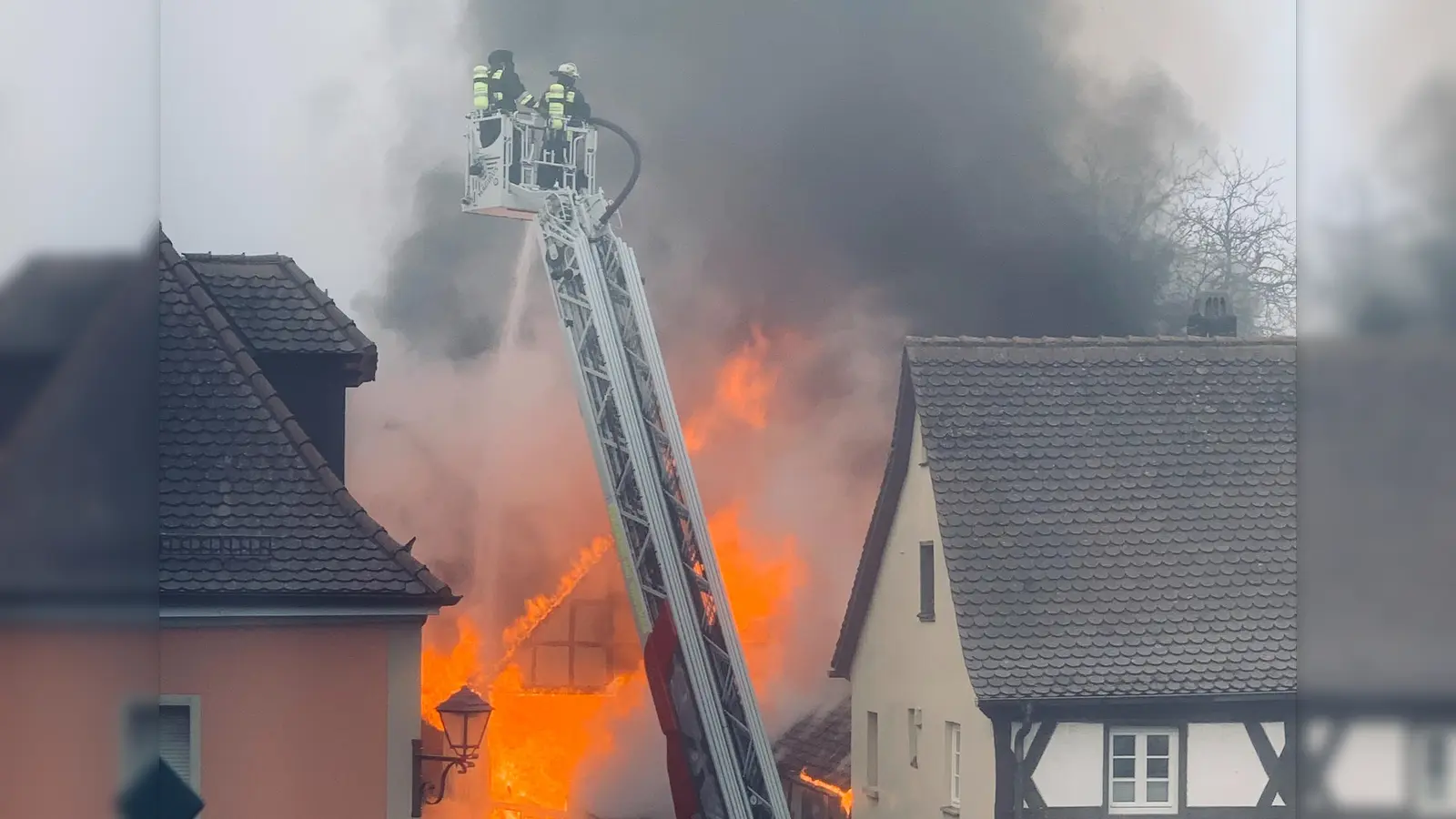 Gewaltige Flammen schlugen aus der Scheune in der Altstadt von Bad Windsheim. (Foto: Caréy Tatum Andrews)