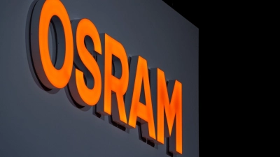 Das Logo von Osram hängt auf der Hauptversammlung von Osram im Kongresszentrum der Messe. (Foto: Sven Hoppe/dpa)