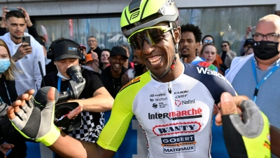 Schrieb beim Giro d'Italia ein weiteres Stück Radsportgeschichte: Biniam Girmay. (Foto: Dirk Waem/BELGA/dpa)