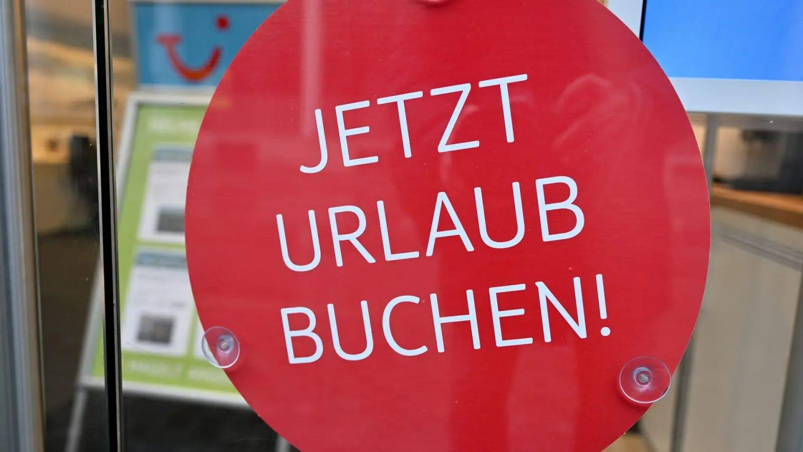 Rund um Weihnachten und den Jahreswechsel werben die Veranstalter besonders intensiv mit ihren Frühbucherangeboten für die Sommersaison. (Foto: Peter Kneffel/dpa/dpa-tmn)