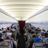 Bloßes Unwohlsein, Kreislaufbeschwerden oder Kopfschmerzen reichen rechtlich nicht aus, um bei einer überhitzten Kabine Anspruch auf Schmerzensgeld gegenüber der Airline geltend machen zu können. (Foto: Sascha Thelen/dpa/dpa-tmn)