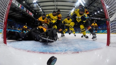 Deutschland verliert das Auftaktspiel beim olympischen Eishockeyturnier der Frauen. (Foto: Petr David Josek/Pool AP/AP/dpa)