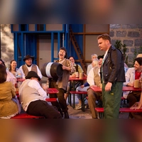 Zünftig geht es im Wirtshaus „Am Wehrgang” zu – eine Szene aus „Kohlhiesls Töchtern” mit Janina Dötterl als Susi, Yannik Dirksen als Toni und Wirtshausgästen. (Foto: Ludwig Olah)