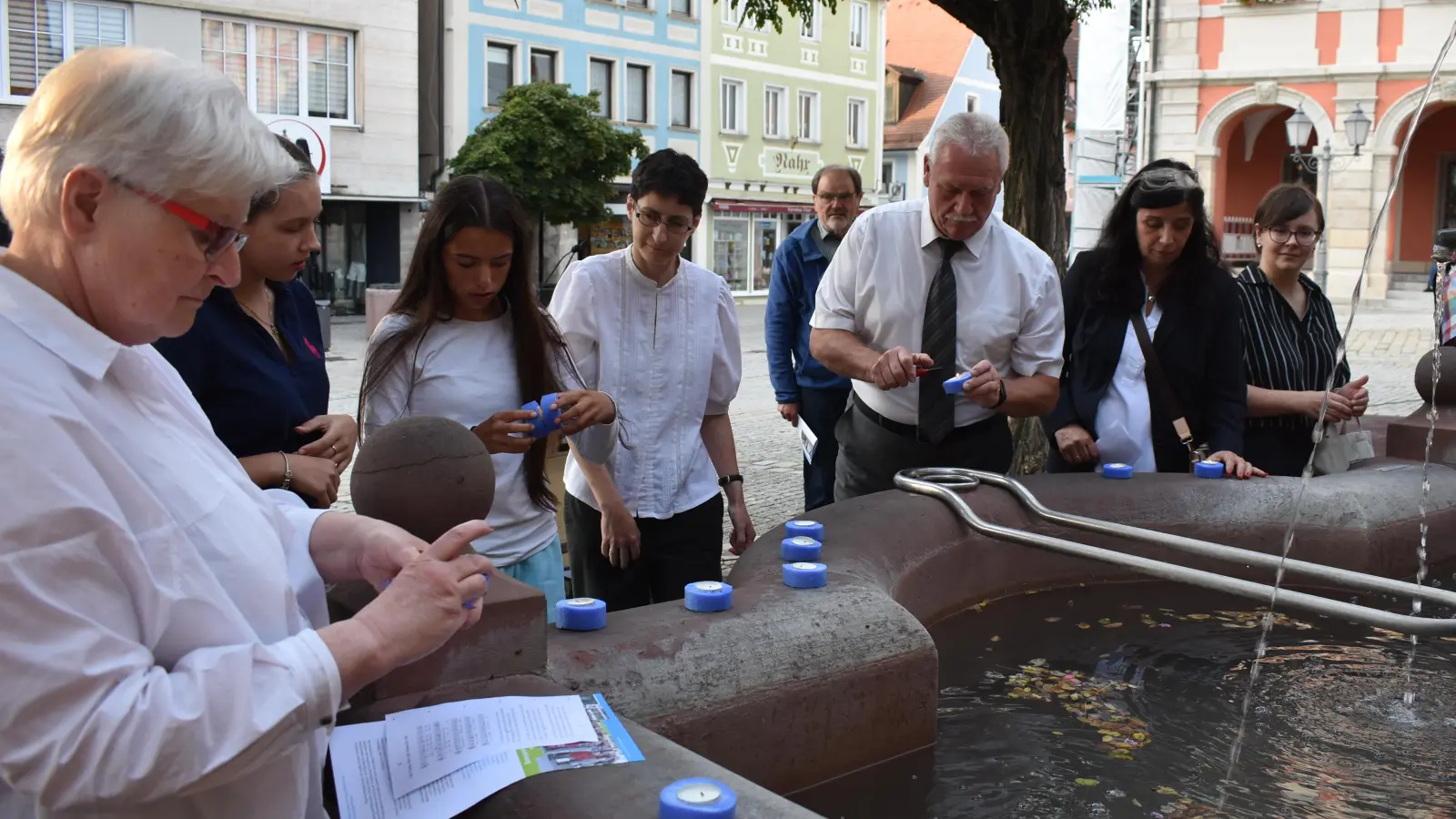 Schwimmkerzen wurden am Brunnen auf dem Marktplatz entzündet und dann vorsichtig auf die Wasseroberfläche gesetzt, um an die Opfer der Atombombenabwürfe in Japan zu erinnern. (Foto: Ute Niephaus)