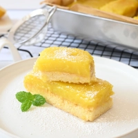 Bei der Zubereitung der Zitronenschnitten wurde die Hälfte der Butter durch fruchtig-intensives Olivenöl ersetzt.   (Foto: Julia Uehren/loeffelgenuss.de/dpa-tmn)