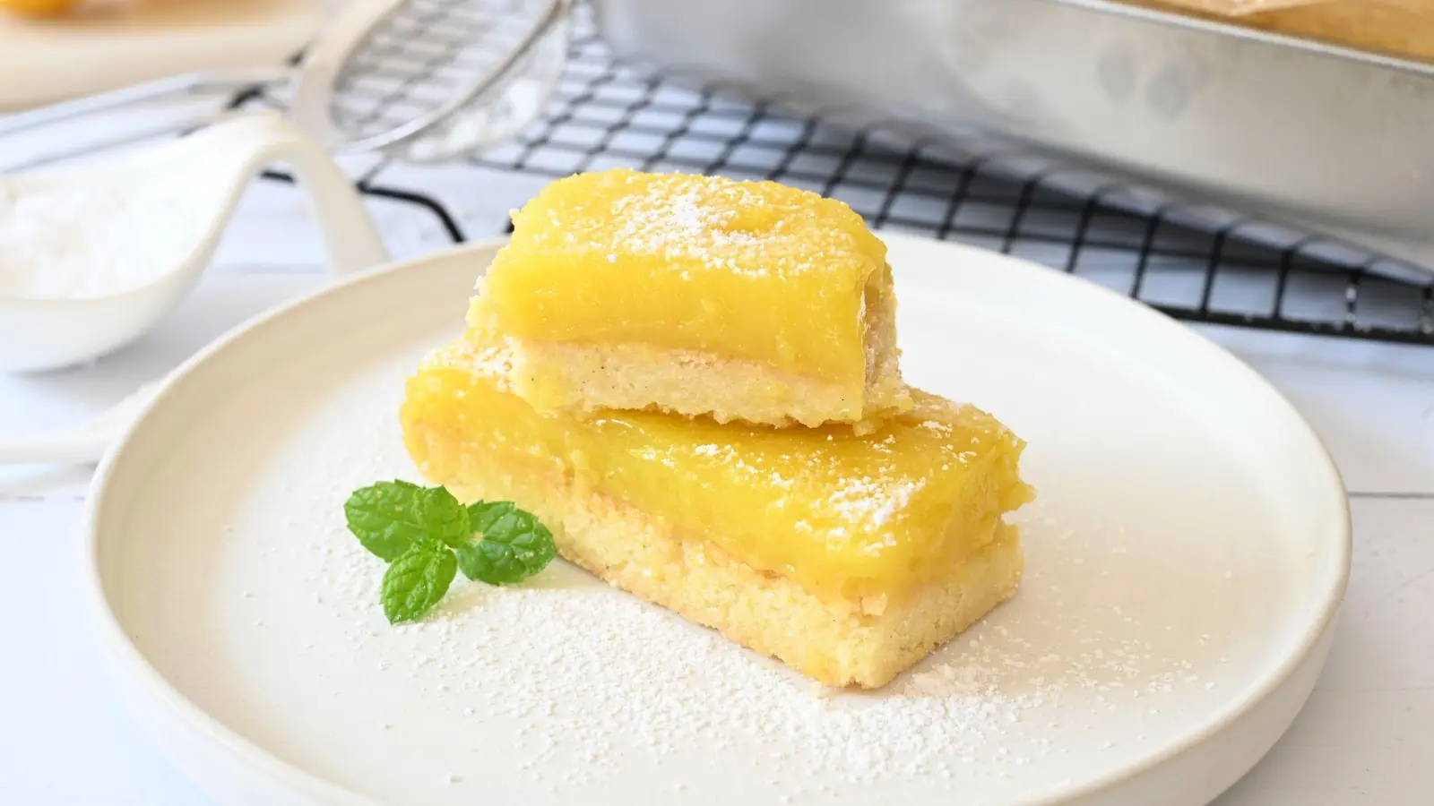 Bei der Zubereitung der Zitronenschnitten wurde die Hälfte der Butter durch fruchtig-intensives Olivenöl ersetzt.   (Foto: Julia Uehren/loeffelgenuss.de/dpa-tmn)