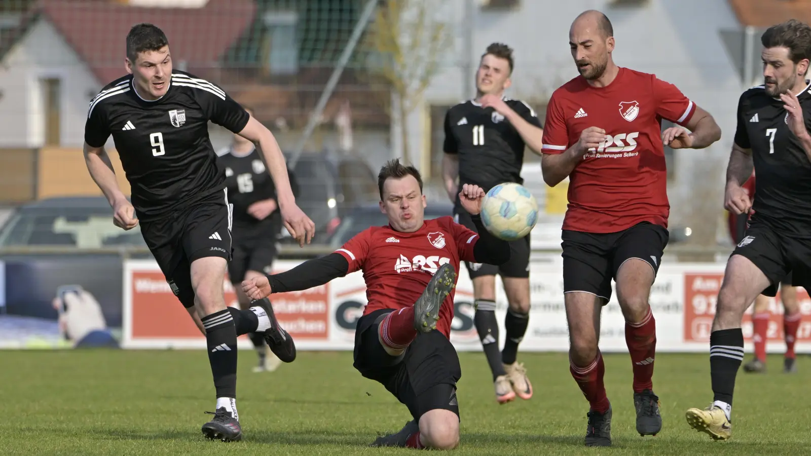 Der SV Arberg (in Rot) haut sich im Abstiegskampf voll rein, hier zeigt das Stefan Kraft im Spiel gegen den TSV Heideck. (Foto: Martin Rügner)