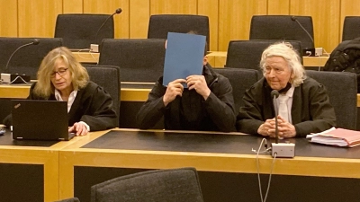 Der 20 Jahre alte Angeklagte zwischen seinen Rechtsbeiständen im Gerichtssaal in Münster. (Foto: Carsten Linnhoff/dpa)