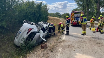 Bei Hilpertshof hat sich ein Auto überschlagen und ist im Straßengraben gelandet. (Foto: Kreisfeuerwehrverband NEA)