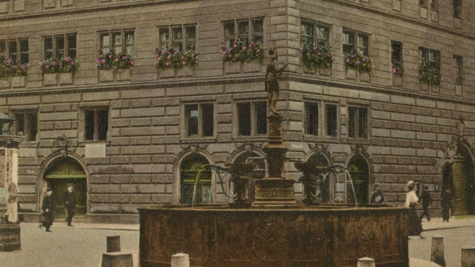 Das Ansbacher Rathaus vor 100 Jahren: Im Sitzungsaal kommt es zu turbulenten Szenen, als ein Vertreter der Völkischen Fraktion die Stadträte anderer Parteien beschimpft.  (Repro: Sammlung Martin Schuster)